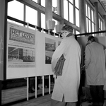 839972 Afbeelding van het publiek tijdens de tentoonstelling ter gelegenheid van het 50-jarig bestaan van de spoorlijn ...